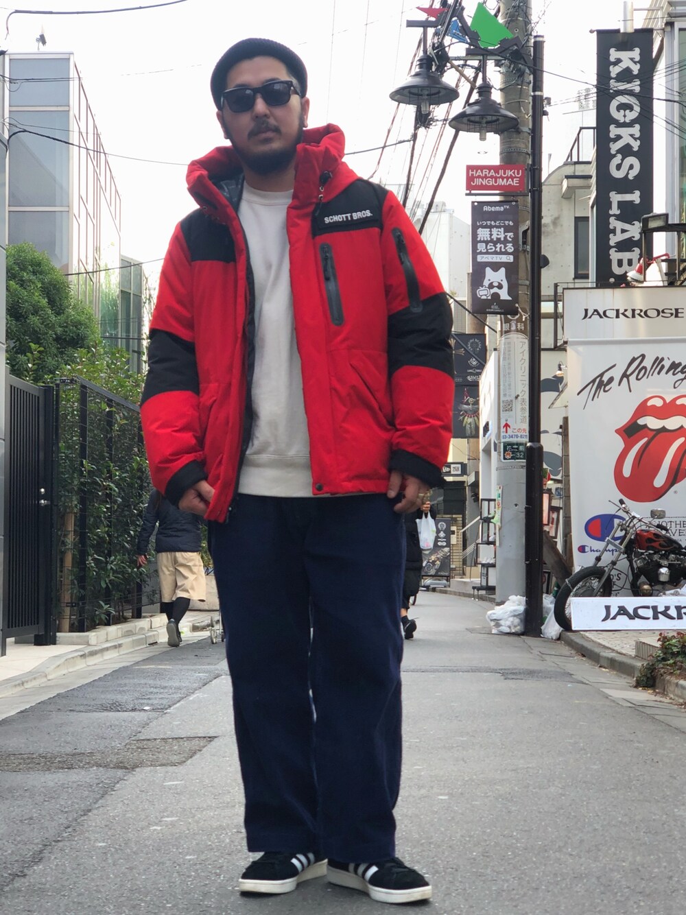 「冬コーデ、ダウンジャケット、ダウン、赤、レッド、赤×黒、コーデュロイ、秋冬コーデ、SCHOTT、schott garage」｜「schottのSchott/ショット/2TONE DOWN PARKA/ツートーン シュノーケル ダウンパーカー（ダウンジャケット/コート、レッド系）」を使った、omata takayaさん（メンズ・172cm）の冬コーディネートの1枚目の写真