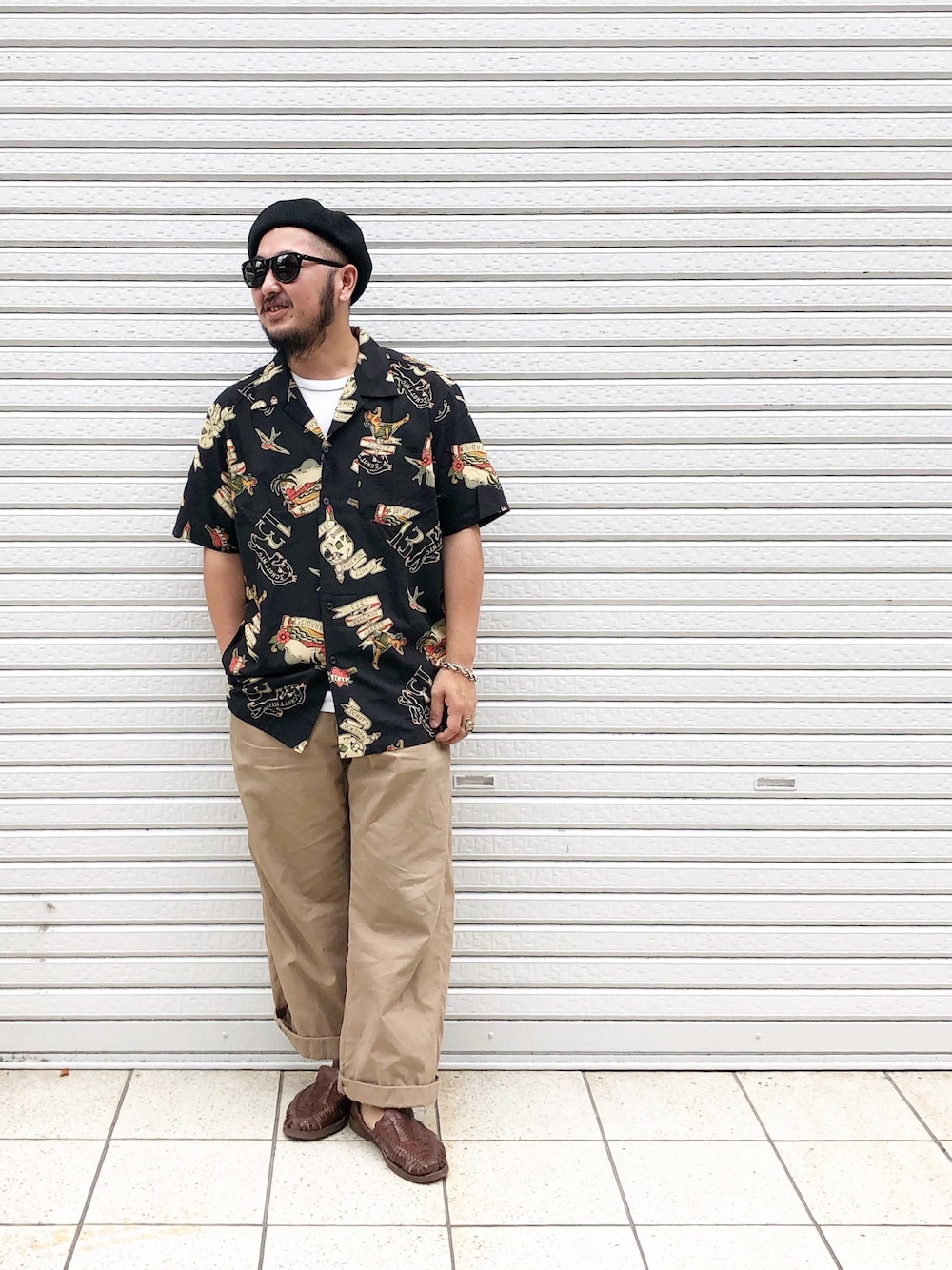 「夏、アロハシャツ、アロハ柄、オーバーサイズ、太めのパンツ、チノパン、柄シャツ、サンダル、SCHOTT、schott garage」｜「schottのSCHOTT ショット / HAWAIIAN SHIRTS TATOO ハワイアン オープンカラー シャツ / 03195026（シャツ/ブラウス、ブラック系）」を使った、omata takayaさん（メンズ・173cm）の夏コーディネートの1枚目の写真