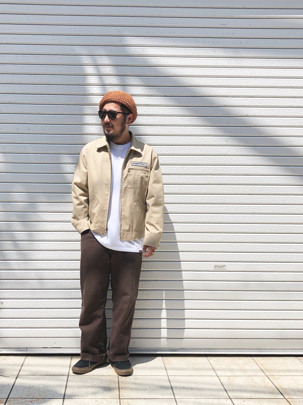 「大人カジュアル、秋コーデ、ジャケット、ストリートMIX、ワーク、カーキ、ブラウン、スニーカー、SCHOTT、schott garage」｜「schottの【限定商品】Schott/ショット/TC WORK JACKET/ワークジャケット（ブルゾン、グリーン系）」を使った、omata takayaさん（メンズ・172cm）の夏コーディネートの1枚目の写真