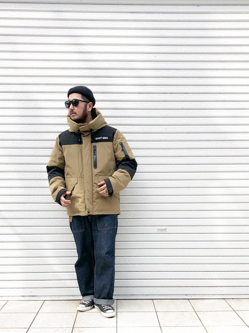 「ベージュ、カーキ、ダウンジャケット、ダウン、秋冬コーデ、ニット帽、ビーニー、SCHOTT、schott garage、原宿」｜「schottのSchott/ショット/2TONE SNORKEL DOWN PARKA/ツートーン シュノーケル ダウンパーカー（ダウンジャケット/コート、グリーン系）」を使った、omata takayaさん（メンズ・172cm）の秋コーディネートの1枚目の写真
