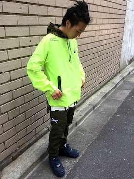 「AAPE BY A BATHING APE（エーエイプバイアベイシングエイプ）のアイテム（パンツ）」を使った、山本雄也さん（メンズ・165cm）の春コーディネート