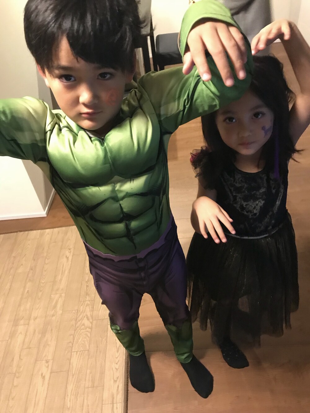 「wearhalloween2017、キッズコーデ」｜「H&Mのアイテム（つなぎ/オールインワン、グリーン系）」を使った、いずみはきさん（キッズ・130cm）の秋コーディネートの1枚目の写真