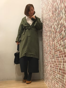 「カーキ×ホワイト」｜「アイテム（その他アウター）」を使った、Konno Ayumiさん（レディース・167cm）の秋コーディネート