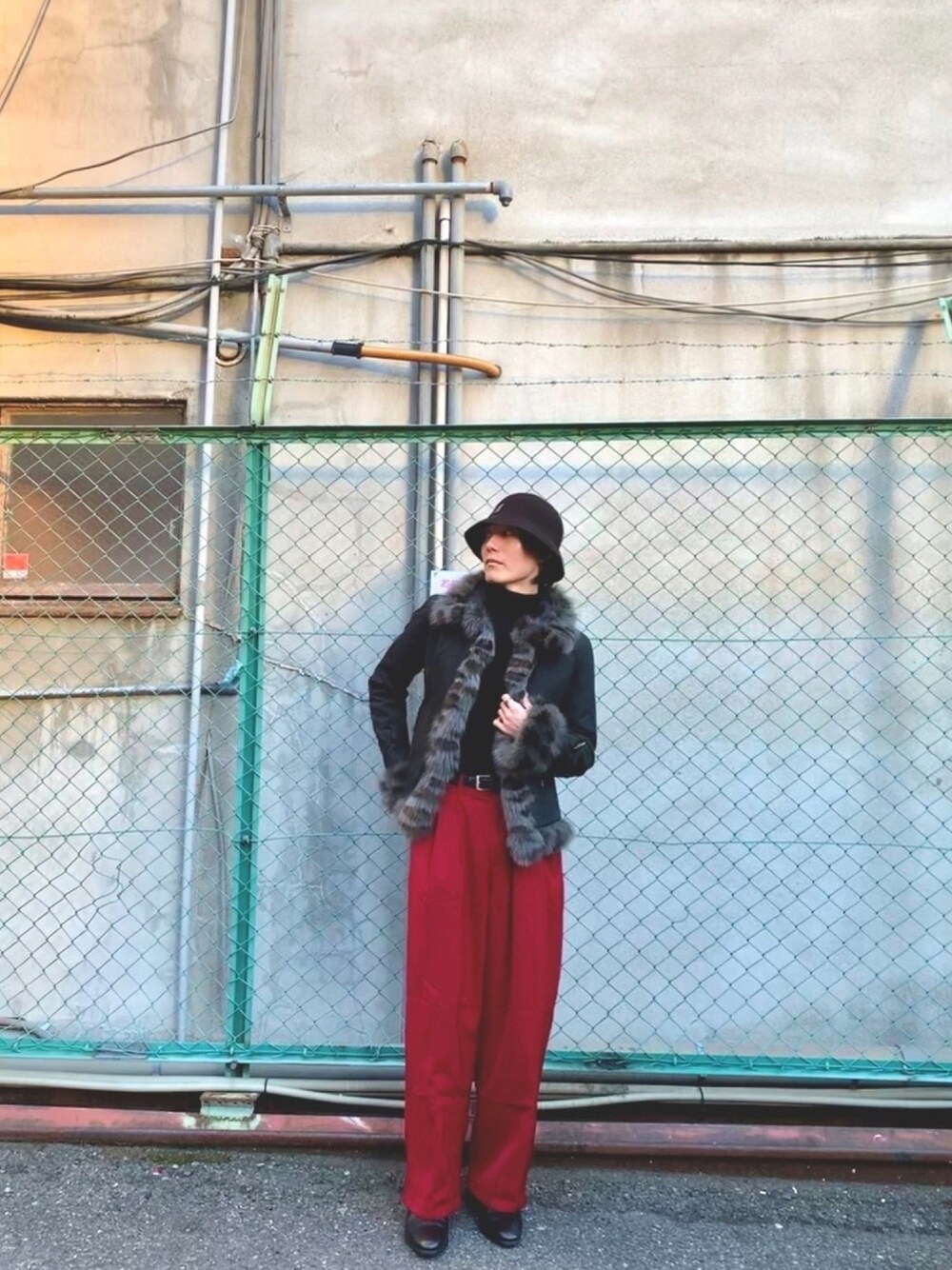 「冬コーデ、休日コーデ、ブラック、KANGOL、古着MIX、ZARA、サイドゴアブーツ、ファージャケット、ブーツ、私の推しブランド」｜「KANGOLの【KANGOL】Bermuda Casual/【カンゴール】バミューダ カジュアル メトロ ハット（ハット、ブラック系）」を使った、Daikiさん（メンズ・176cm）の冬コーディネートの1枚目の写真