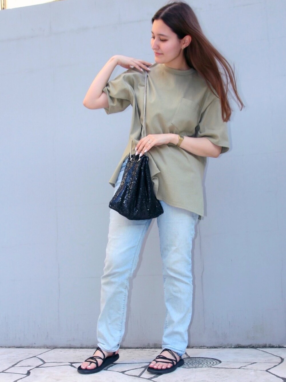 グリーン系のTシャツ/カットソー、ブラック系のサンダルを着用したレディースの夏コーディネートの1枚目の写真