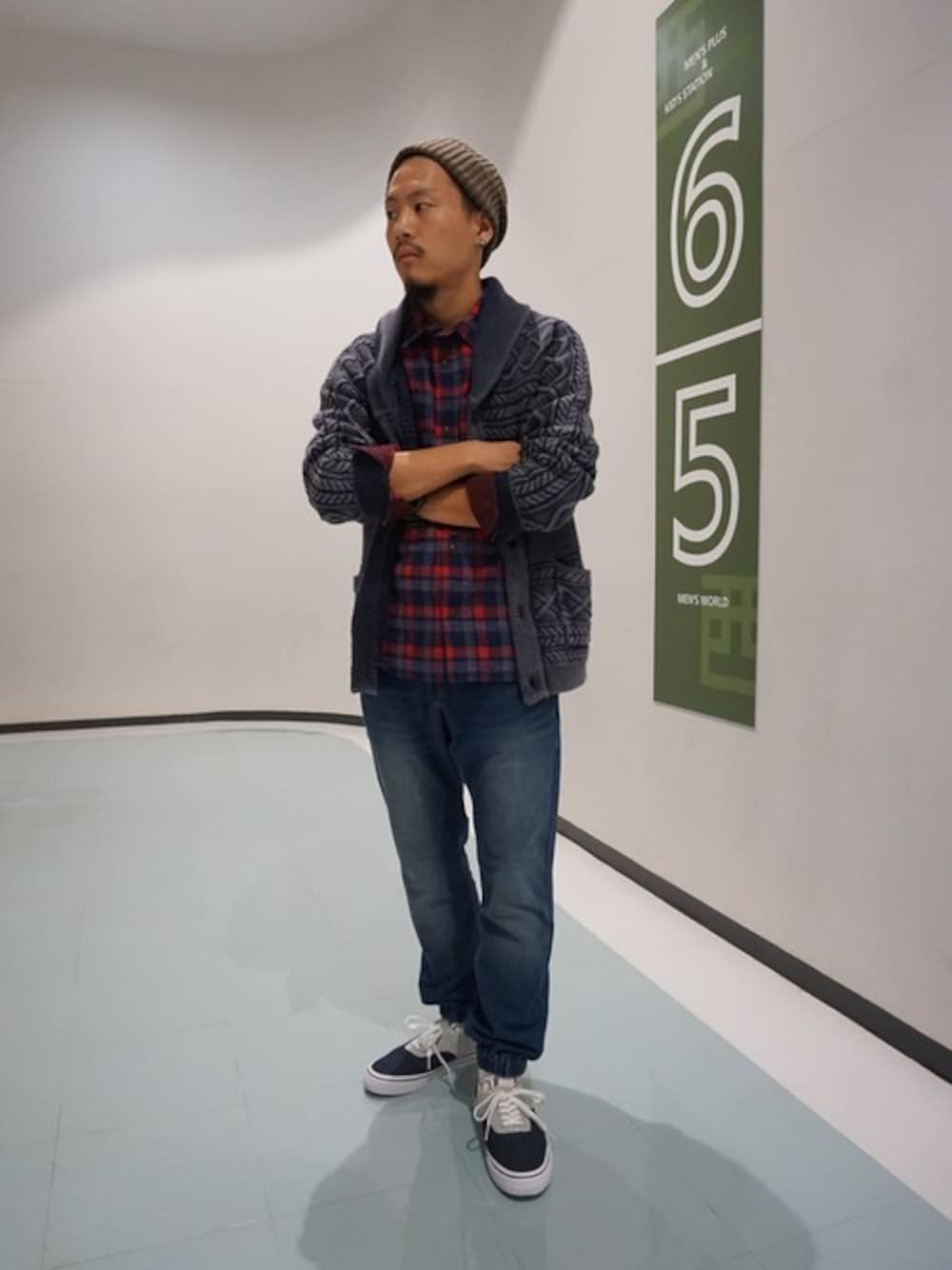 グレー系のスニーカー、レッド系のシャツ/ブラウス、ブルー系のカーディガン/ボレロを着用したメンズの秋コーディネートの1枚目の写真