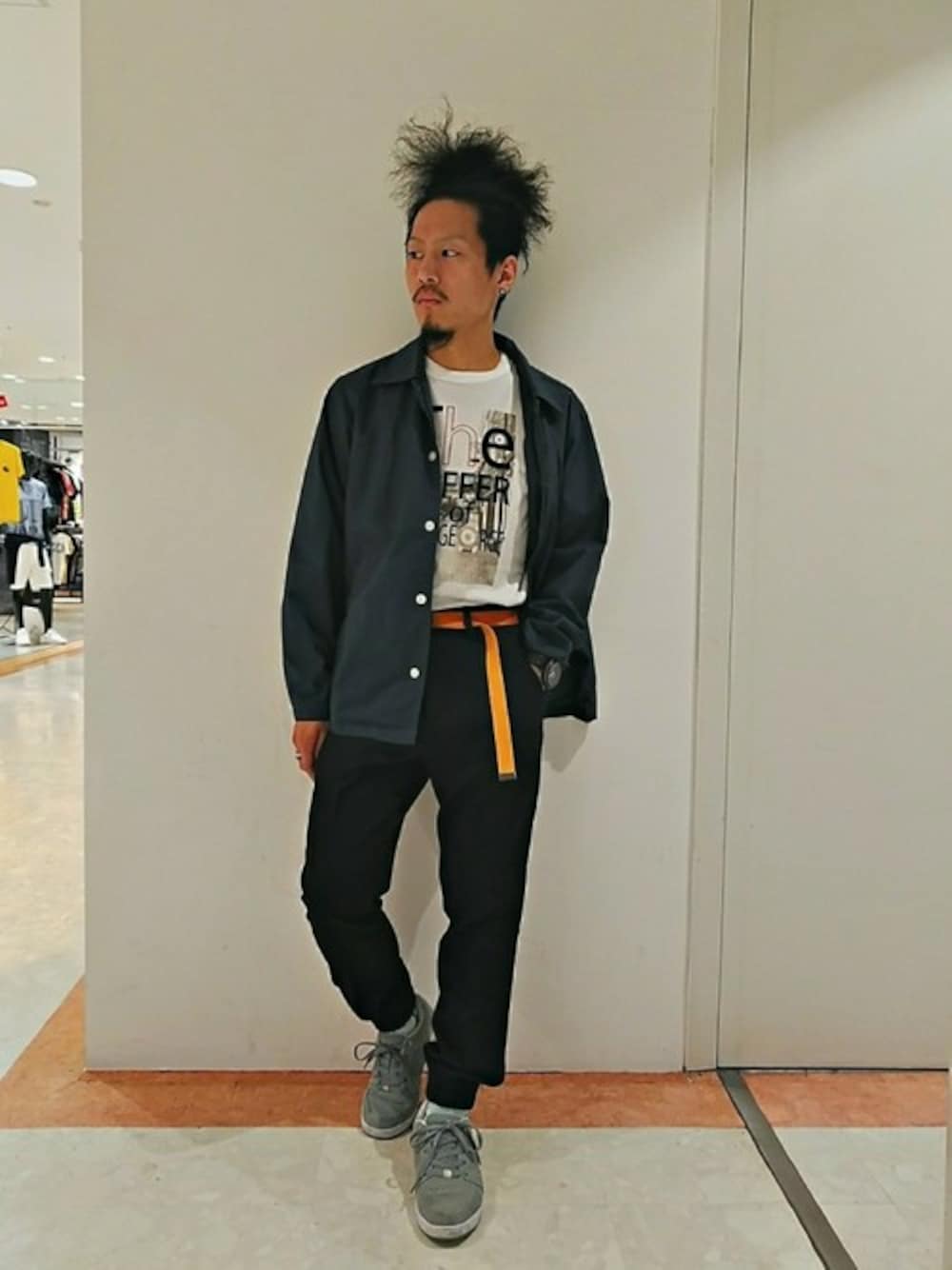 ブルー系のシャツ/ブラウス、グレー系のスラックス、ホワイト系のTシャツ/カットソーを着用したメンズの秋コーディネートの1枚目の写真