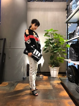 「DIESEL（ディーゼル）のアイテム（クラッチバッグ）」を使った、Hanaさん（レディース・164cm）の夏コーディネート