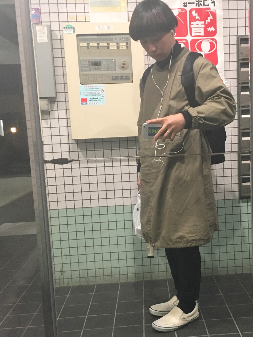 「シンプル、冬、モッズ、アースカラー、大阪、大学生、マッシュ、きのこ、黒髪、白スニーカー」｜「VANSの【VANS】SLIP ON WHITE / MEN（スリッポン、ホワイト系）」を使った、Tさん（メンズ・163cm）の冬コーディネートの1枚目の写真
