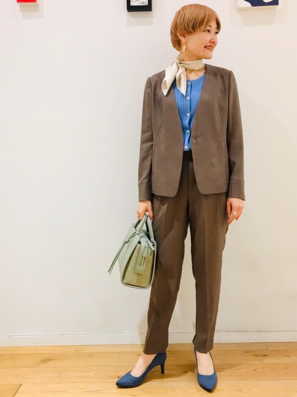 「blue、BROWN、office、リネンライク」｜「green label relaxingの◆NO.07 D ポインテッド プレーン パンプス(7㎝ヒール)（パンプス、ブルー系）」を使った、erina.iさん（レディース・156cm）の春コーディネートの1枚目の写真