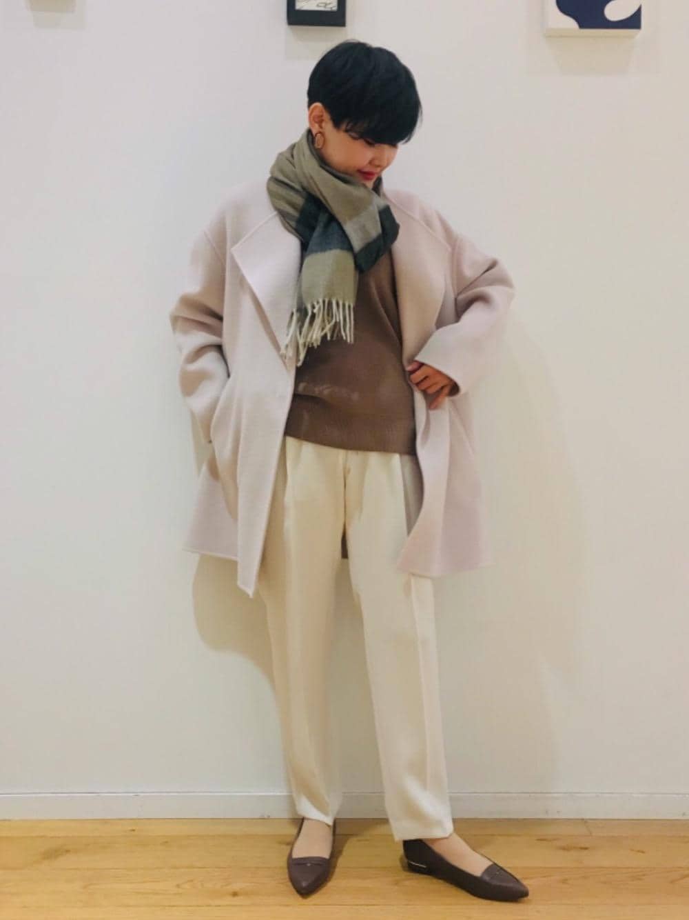 ブラウン系のパンプス、ホワイト系のその他アウター、ブラウン系のショルダーバッグを着用したレディースの秋コーディネートの1枚目の写真