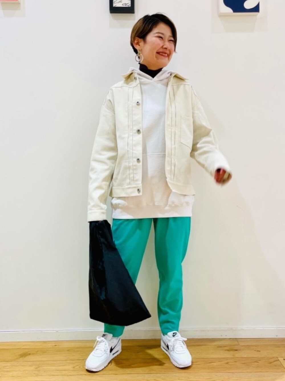 その他のエコバッグ/サブバッグ、グリーン系のその他パンツ、ホワイト系のスニーカーを着用したレディースの冬コーディネートの1枚目の写真