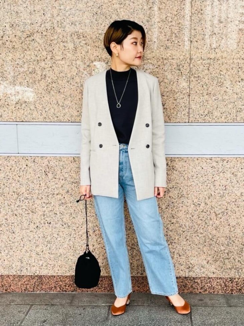 「大人カジュアル、casual、Denim styling、遊び心のあるJacket Style」｜「STANDARD SUPPLYの[ スタンダード サプライ ] STANDARD SUPPLY W/D ストリング ポーチ S 巾着（ハンドバッグ、ブラック系）」を使った、erina.iさん（レディース・156cm）の冬コーディネートの1枚目の写真