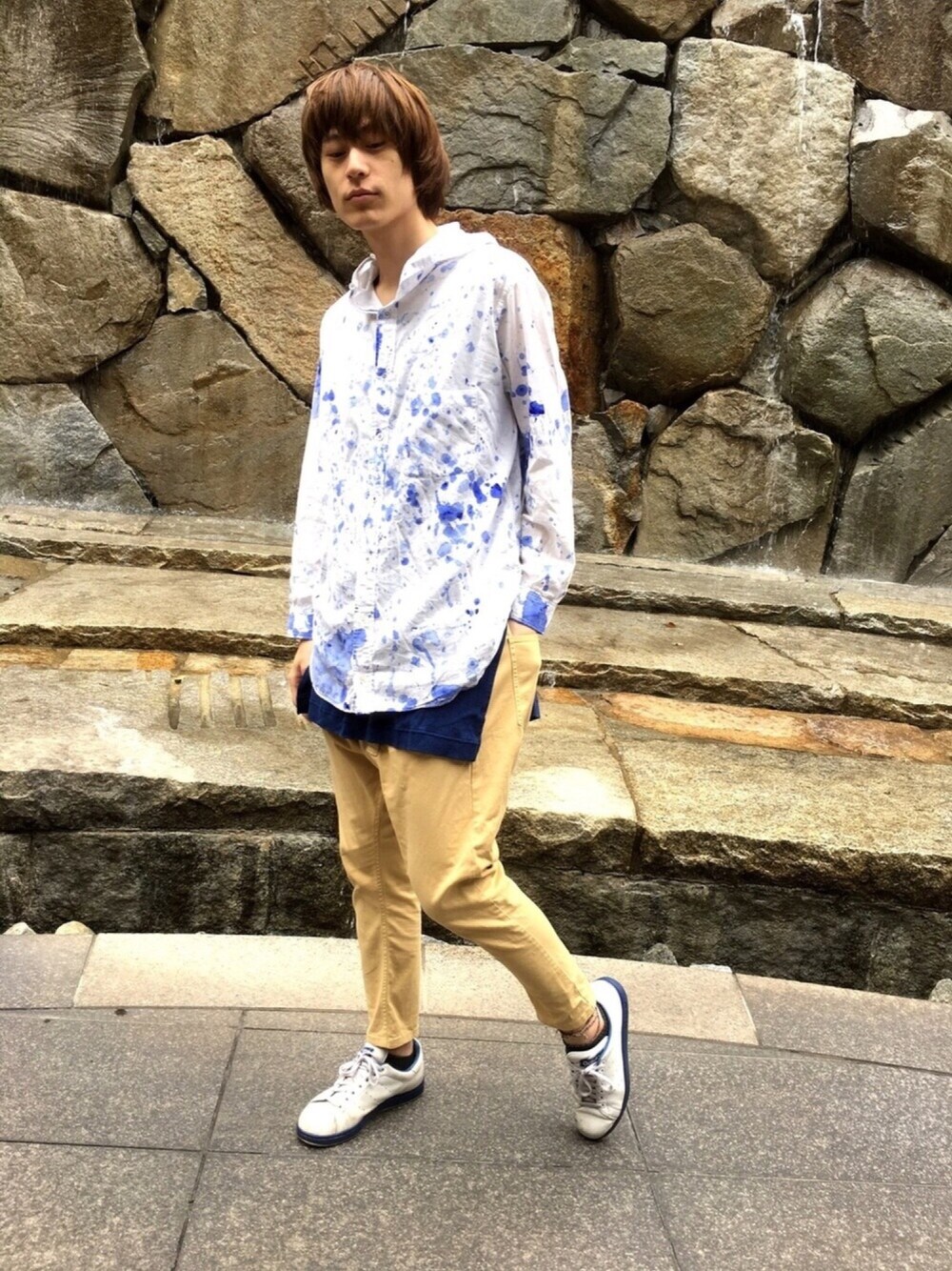 「休日スタイル、カジュアル、サルエルパンツ、ツモリチサト、フラボア、FRAPBOIS、レイヤードスタイル、ロングタンクトップ、ラクチンコーデ、ラフ」｜「FRAPBOISのアイテム（シャツ/ブラウス、ホワイト系）」を使った、しんたろうさん（メンズ・185cm）の春コーディネートの1枚目の写真