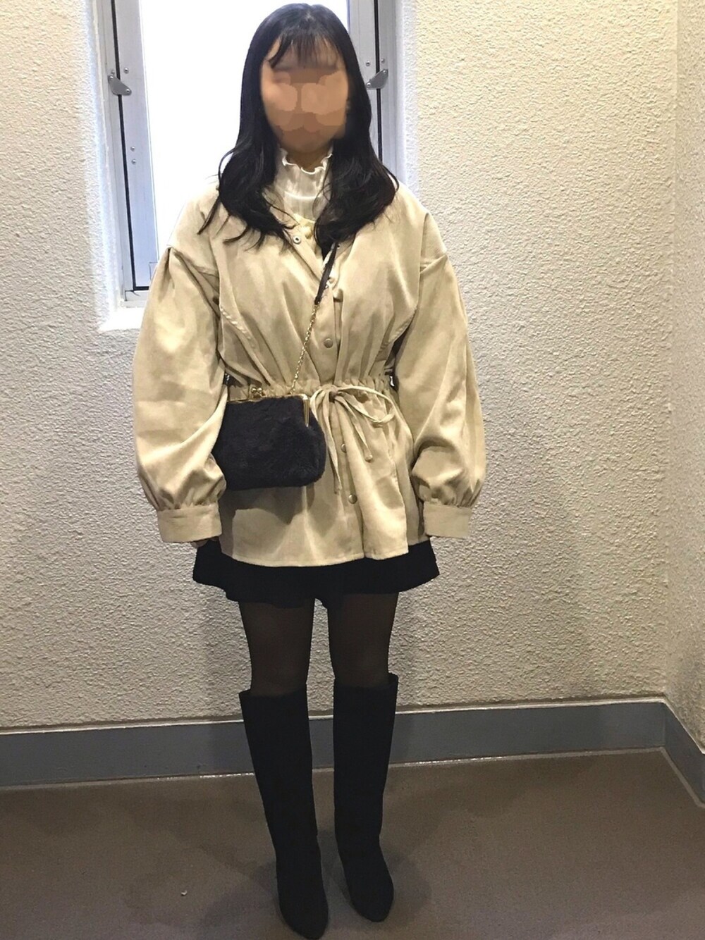 ホワイト系のニット/セーター、ホワイト系のシャツ/ブラウス、ブラック系のショルダーバッグを着用したレディースの冬コーディネートの1枚目の写真