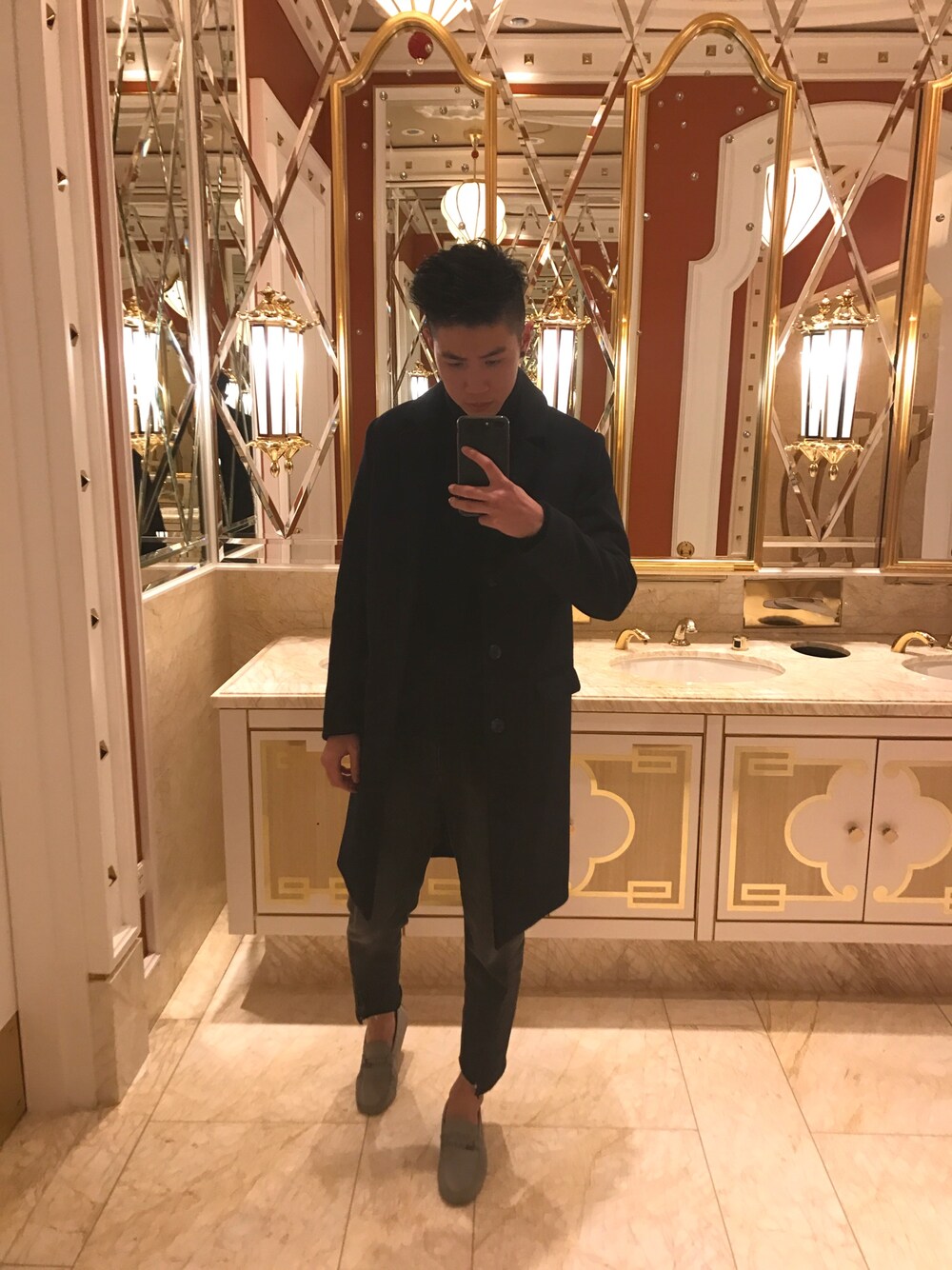「TOD’Sのアイテム（シューケア用品、グレー系）」を使った、Chon Kit Wanさん（メンズ・184cm）の冬コーディネートの1枚目の写真
