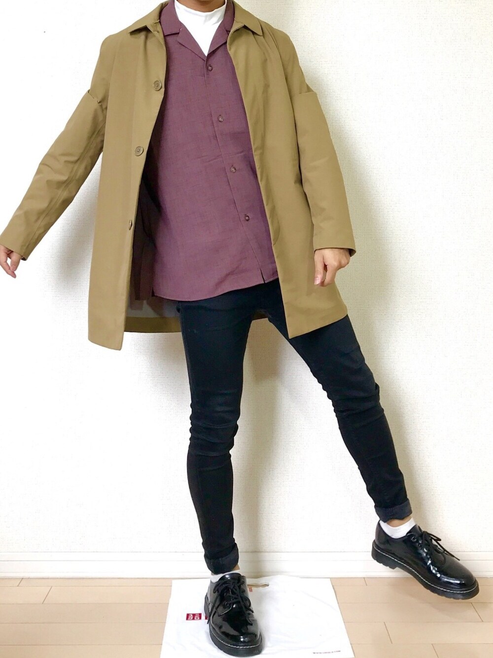 「ベージュ、ワインレッド、タートルネック、オープンカラーシャツ、ステンカラーコート、EMMA  CLOTHES、秋コーデ、オシャレパッソ、wearhalloween2018、おしゃれさんと繋がりたい」｜「無印良品の防水テープ使い撥水ステンカラーコート（ステンカラーコート、ベージュ系）」を使った、Jさん（メンズ・169cm）の秋コーディネートの1枚目の写真