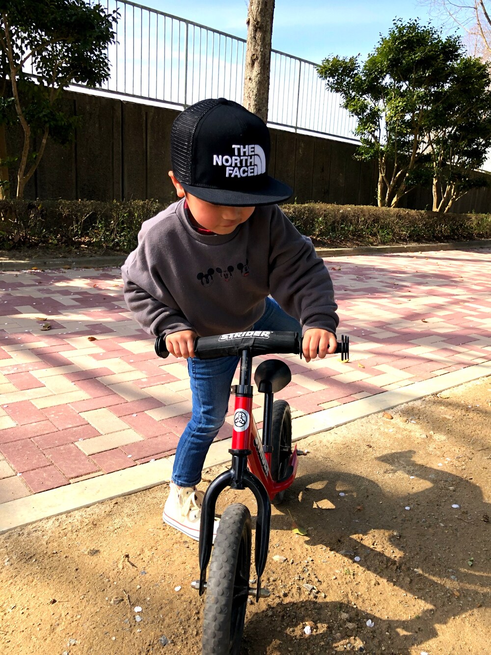 「ストライダー」｜「THE NORTH FACEのnorthface/ﾉｰｽﾌｪｲｽ truckermeshcap ﾕﾆｾｯｸｽ（キャップ、ブラック系）」を使った、haaayさん（キッズ・100cm）の春コーディネートの1枚目の写真