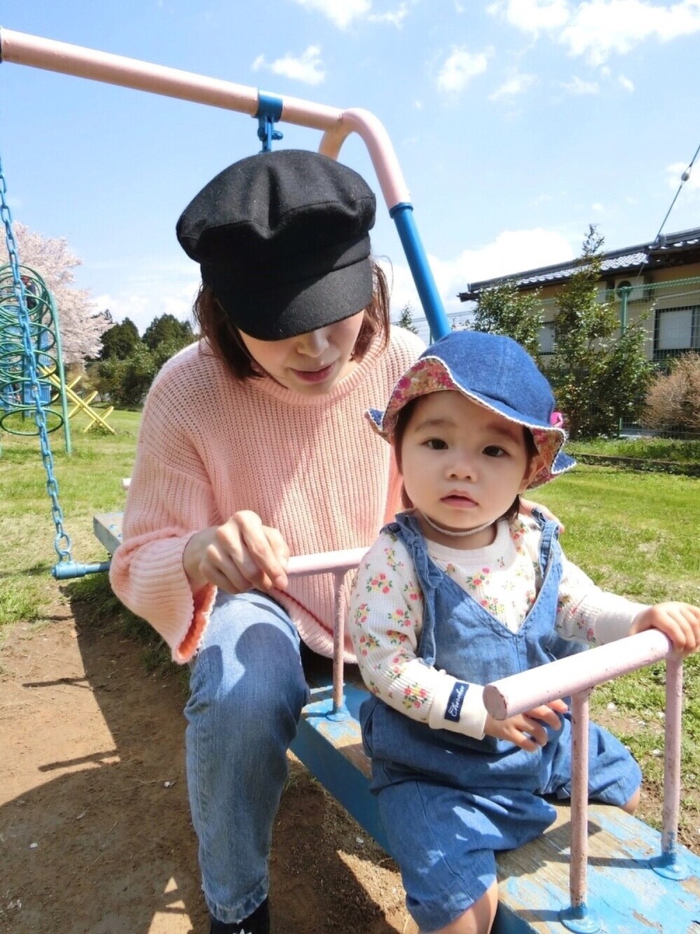 「ドラフトアングリッド、サロペット、花見」｜「no brandのアイテム（ニット/セーター、ピンク系）」を使った、kukuku☆さん（レディース・155cm）の春コーディネートの1枚目の写真