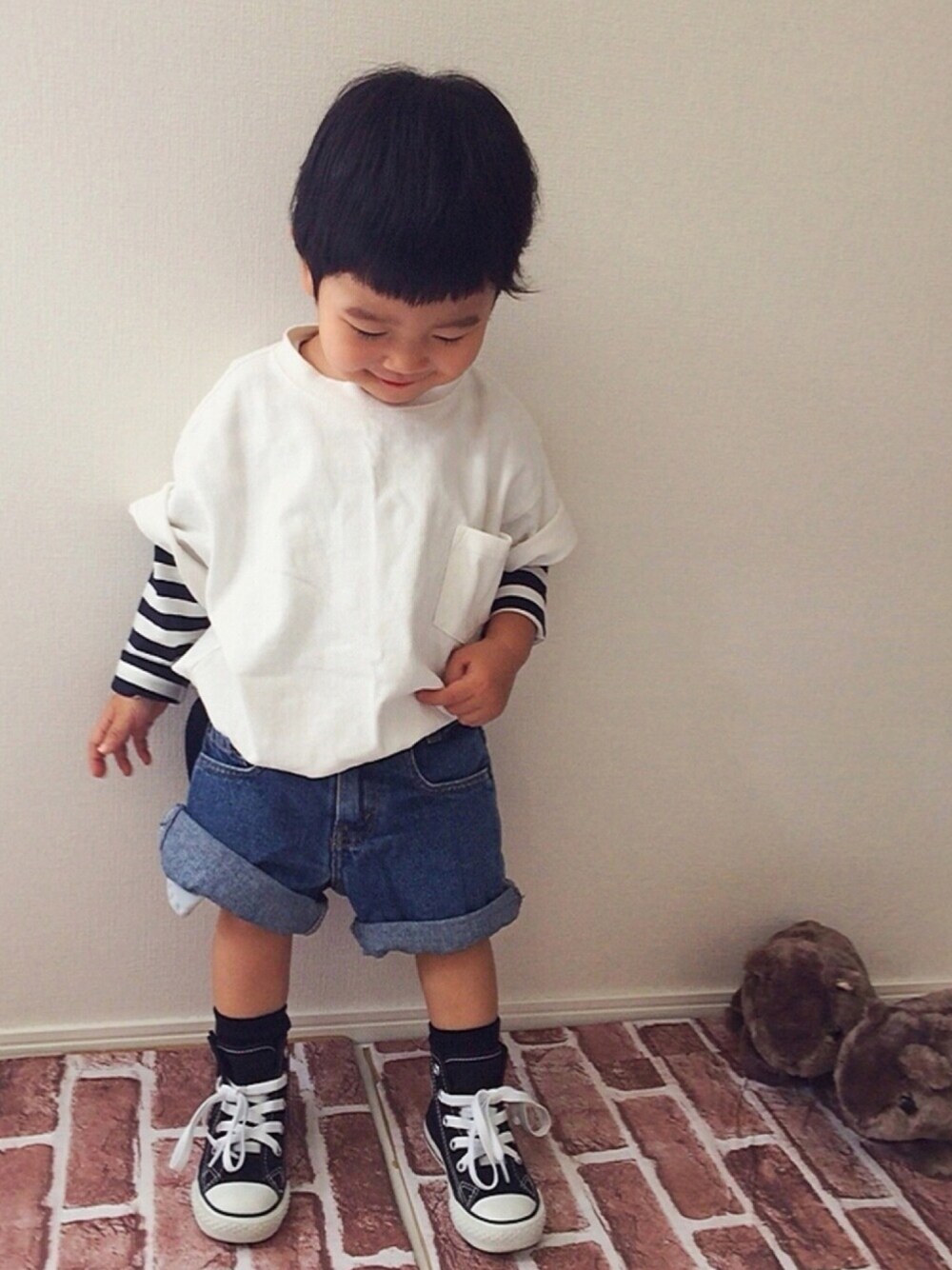 ホワイト系のTシャツ/カットソー、その他のTシャツ/カットソー、ブルー系のデニムパンツを着用したキッズの秋コーディネートの1枚目の写真
