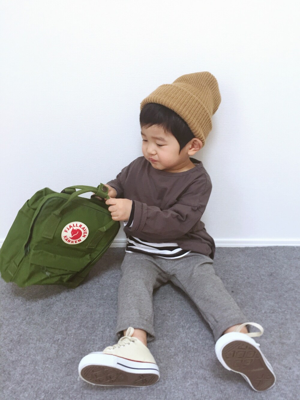 ブラック系のTシャツ/カットソー、その他のTシャツ/カットソー、グレー系のその他パンツを着用したキッズの春コーディネートの1枚目の写真