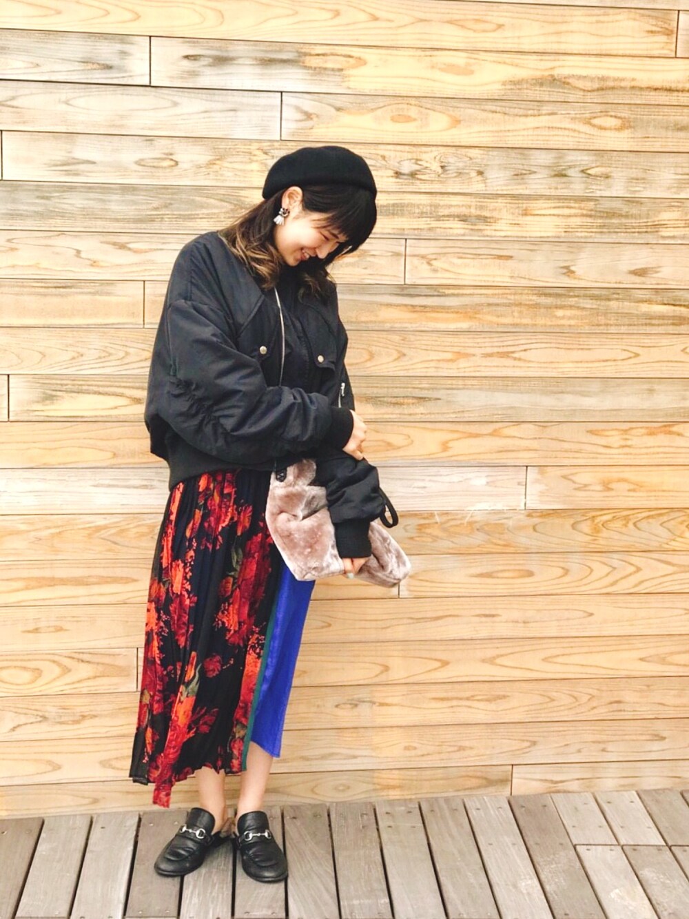 「冬コーデ、アウター、ベレー帽、フレアスカート、ビッグシルエット、柄スカート、MA-1、ファー小物、ローファー、袖ボリューム」｜「Editt by YECCA VECCAのP.MA-1ブルゾン（MA-1、ブラック系）」を使った、コジマさん（レディース・159cm）の秋コーディネートの1枚目の写真