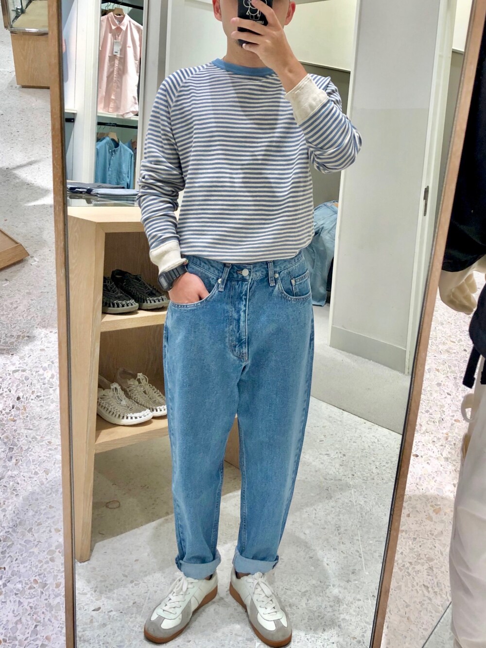 「BEAMS」｜「BEAMSのアイテム（Tシャツ/カットソー、ブルー系）」を使った、許馬克思さん（メンズ・170cm）の春コーディネートの1枚目の写真
