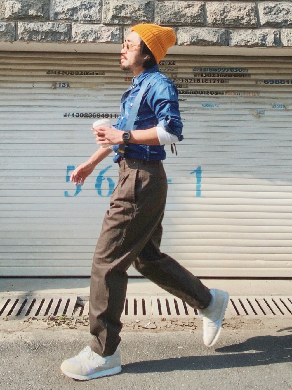 「街头搭配、复古、vintage」｜「UNIQLOのアイテム（チノパンツ、ブラウン系）」を使った、許馬克思さん（メンズ・170cm）の春コーディネートの1枚目の写真