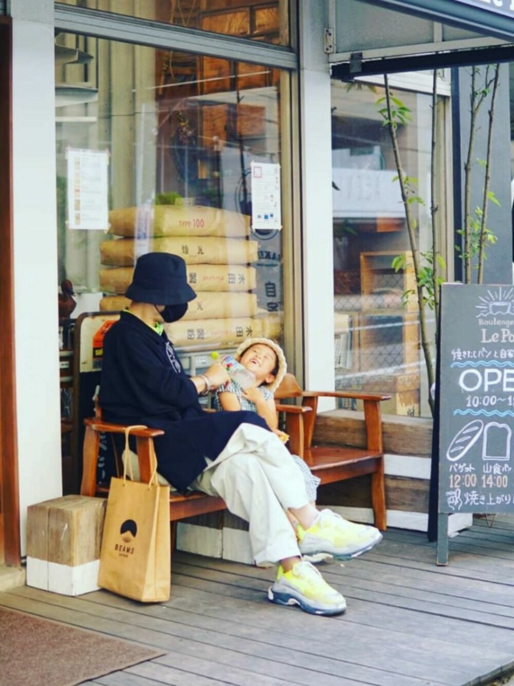 「BALENCIAGA、Random Identities、BEAMS、休日のおじさん、娘とおでかけ、散歩、千葉ポートタウン、パン屋さん」｜「BALENCIAGAのアイテム（スニーカー、イエロー系）」を使った、ヒゲさん（メンズ・178cm）の夏コーディネートの1枚目の写真