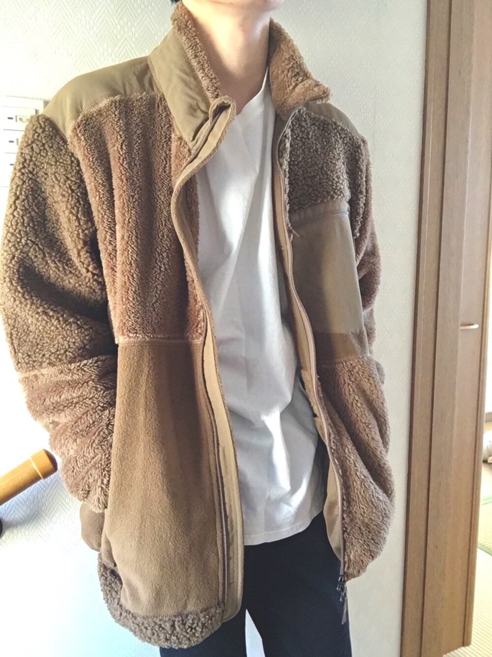 ベージュ系のブルゾン、ブラック系のデニムパンツ、ホワイト系のシャツ/ブラウスを着用したメンズの秋コーディネートの1枚目の写真
