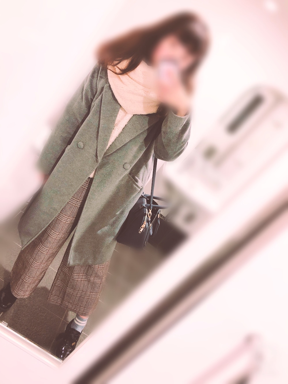 ホワイト系のニット/セーター、グレー系のダウンジャケット/コート、ブラウン系のその他パンツを着用したレディースの冬コーディネートの1枚目の写真