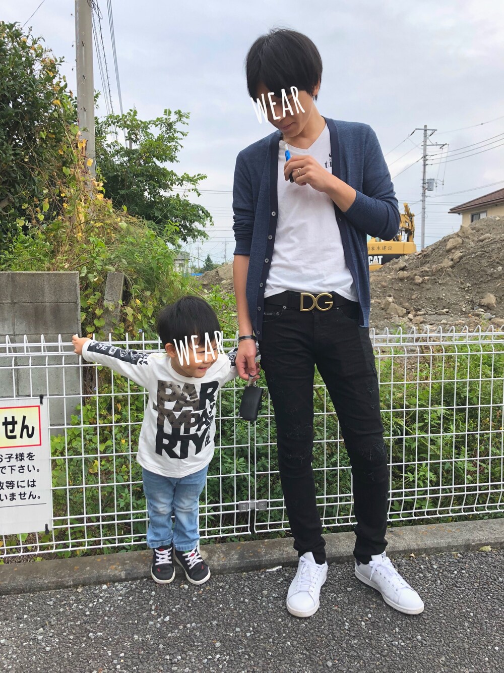 「秋のコーデ、秋服、パンツスタイル、雨の日コーデ、カーディガン、スキニーデニム、親子コーデ、買い物、父と息子」｜「BURBERRYのアイテム（カーディガン/ボレロ、ブルー系）」を使った、Harukanaさん（レディース・155cm）の秋コーディネートの1枚目の写真