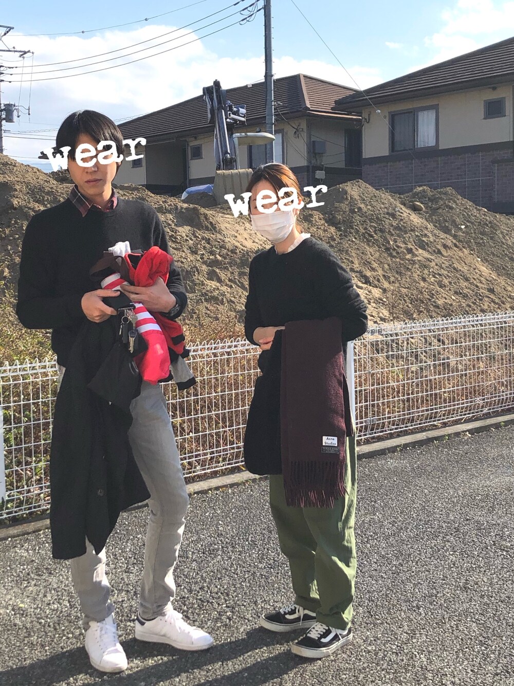 「夫婦、スニーカー、オトナカジュアル、秋コーデ、休日スタイル、ユニクロ、ootd、おしゃれさんと繋がりたい」｜「UNIQLOのカシミヤクルーネックセーター（長袖）（ニット/セーター、ブラック系）」を使った、Harukanaさん（レディース・155cm）の冬コーディネートの1枚目の写真