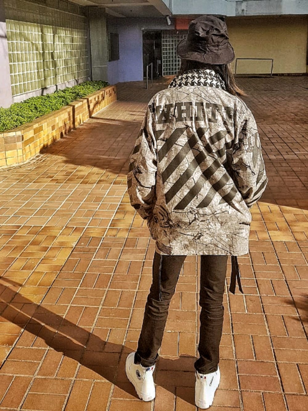 「冬、off white、OFF-WHITE、oversize、hypebeast、marble」｜「off whiteのアイテム（ミリタリージャケット、ホワイト系）」を使った、BrianCさん（メンズ・172cm）の冬コーディネートの1枚目の写真