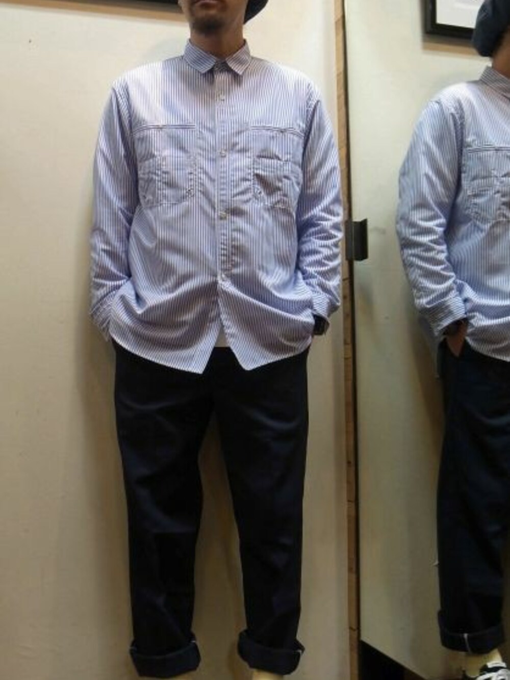 ブルー系のシャツ/ブラウス、その他のその他パンツ、ブラック系のスニーカーを着用したメンズの春コーディネートの1枚目の写真