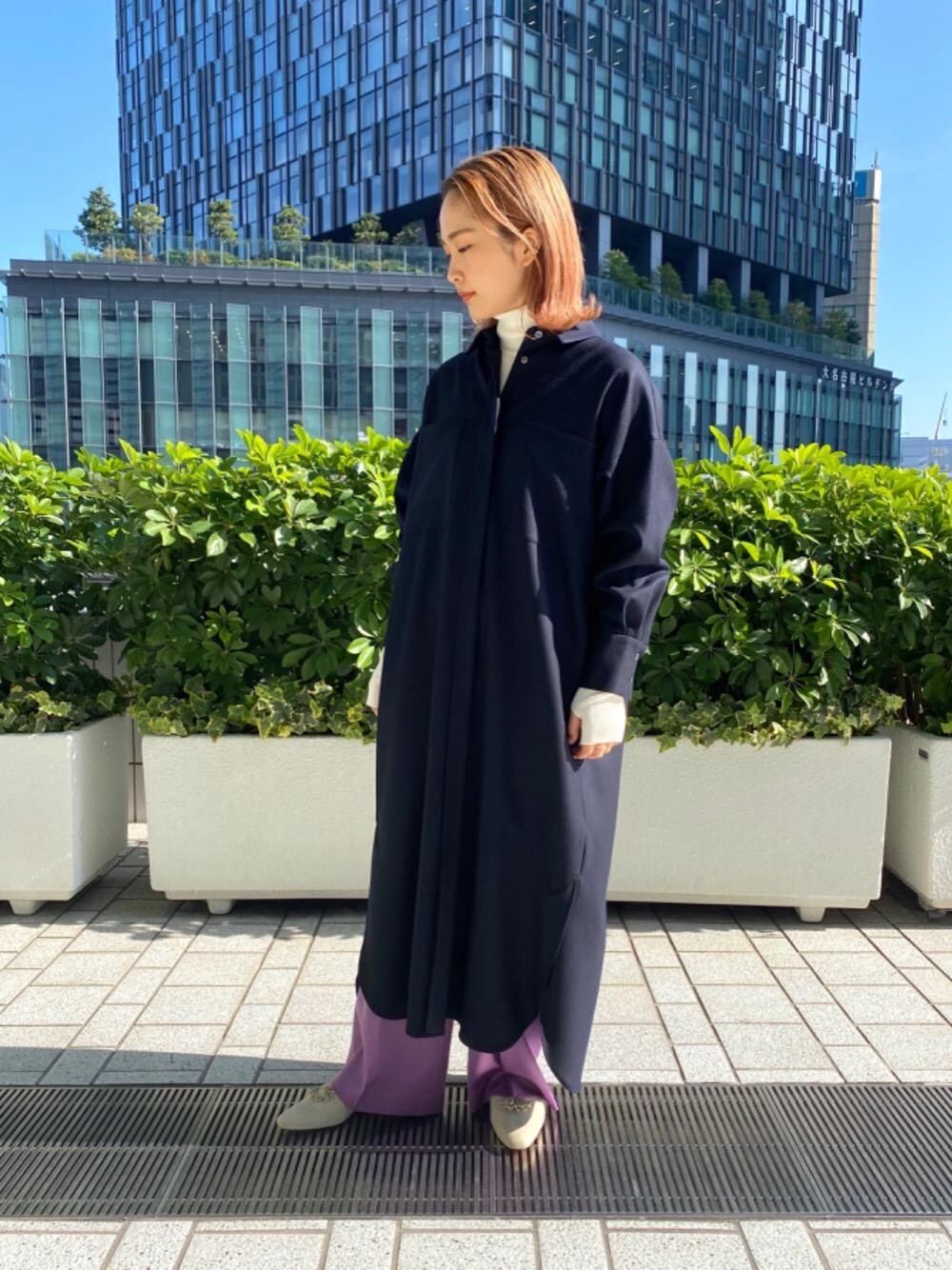 ホワイト系のパンプス、ブルー系のシャツワンピース、パープル系のその他パンツを着用したレディースの秋コーディネートの1枚目の写真