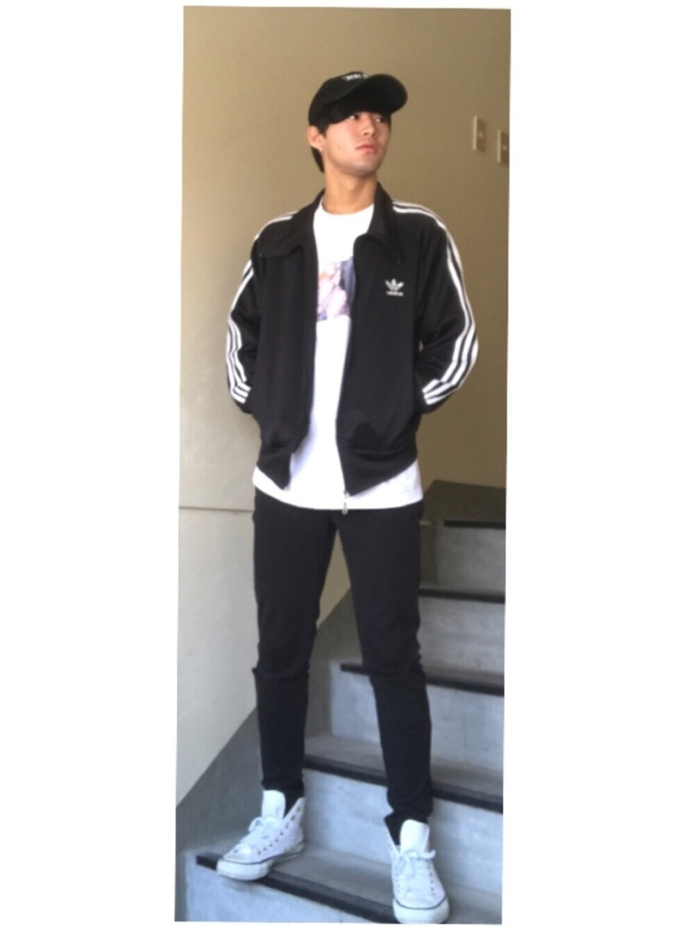 「chara、黒スキニー、古着、アディジャー、コンバース、adidas、converse」｜「Chara ライブ Tシャツのアイテム（Tシャツ/カットソー、ホワイト系）」を使った、海木さん（メンズ・177cm）の春コーディネートの1枚目の写真