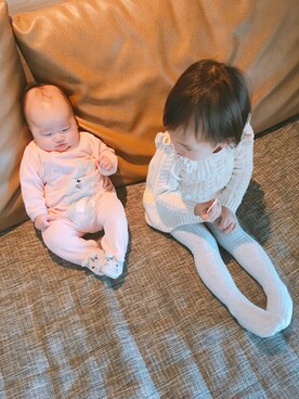 「GAP（ギャップ）のGap ケーブルニット フリルワンピース（ワンピース、ホワイト系）」を使った、Anneさん（キッズ・90cm）の春コーディネート