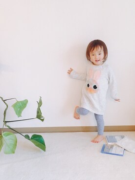 「H&M（エイチ・アンド・エム）のアイテム（スウェット、グレー系）」を使った、Anneさん（キッズ・90cm）の春コーディネート