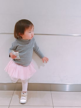 「UNIQLO（ユニクロ）のアイテム（ニット/セーター、グレー系）」を使った、Anneさん（キッズ・90cm）の春コーディネート