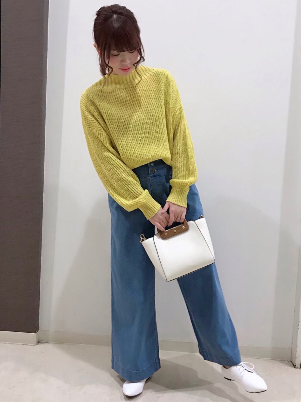 「シンプルコーデ、春コーデ、カジュアル、デニム、ニット、ワイドパンツ、Green Parks」｜「Green　Parksのハイネックゆったりニットプルオーバー（ニット/セーター、イエロー系）」を使った、ゆーりんさん（レディース・157cm）の冬コーディネートの1枚目の写真