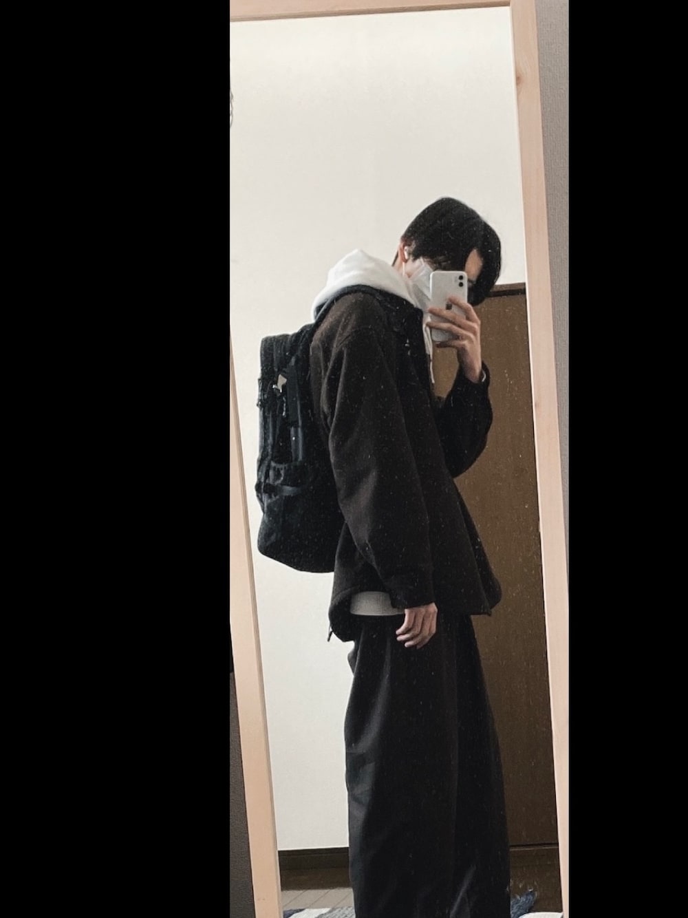 「シンプルスタイル、通学コーデ、ユニクロ、パーカー、プチプラ、remer、デート」｜「UNIQLOのアイテム（パーカー、ホワイト系）」を使った、とまとさん（メンズ・179cm）の春コーディネートの1枚目の写真