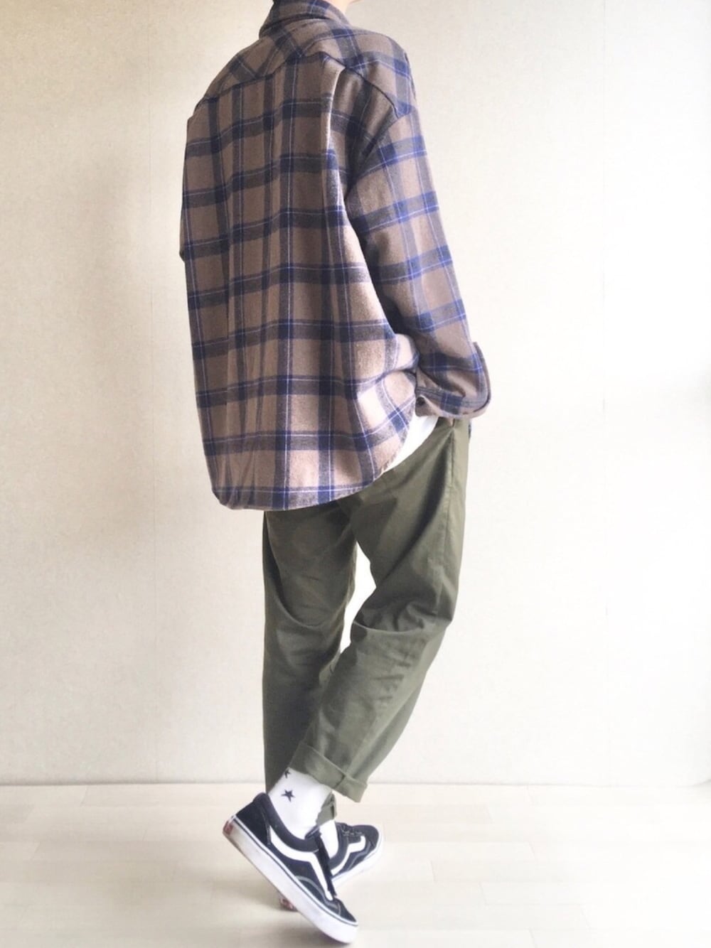 「Discoat Parisien、チェック、チェックシャツ、GU、シェフパンツ、プチプラ、ゆったりコーデ、カジュアルコーデ、部屋撮り、休日スタイル」｜「DISCOATのチェックビッグシャツジャケット（シャツ/ブラウス、ブラウン系）」を使った、TAROさん（メンズ・174cm）の春コーディネートの1枚目の写真