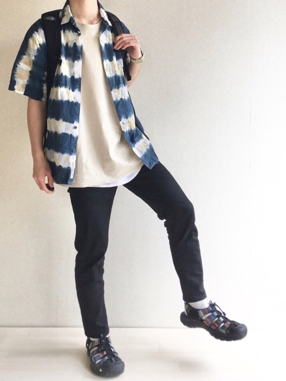 その他のシャツ/ブラウス、ベージュ系のTシャツ/カットソー、ホワイト系のタンクトップを着用したメンズの春コーディネートの1枚目の写真