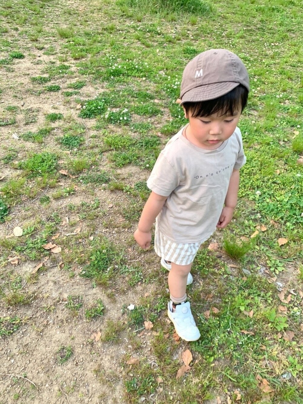 「キッズファッション、キッズコーデ、スニーカーコーデ、ポンプフューリー、ワントーンコーデ、ベージュコーデ、夏コーデ、公園スタイル、休日スタイル」｜「quoti use fithのメンツイルロゴキャップ（キャップ、ブラウン系）」を使った、𝘴𝘺_𝘤𝘩𝘢𝘮さん（キッズ・100cm）の春コーディネートの1枚目の写真