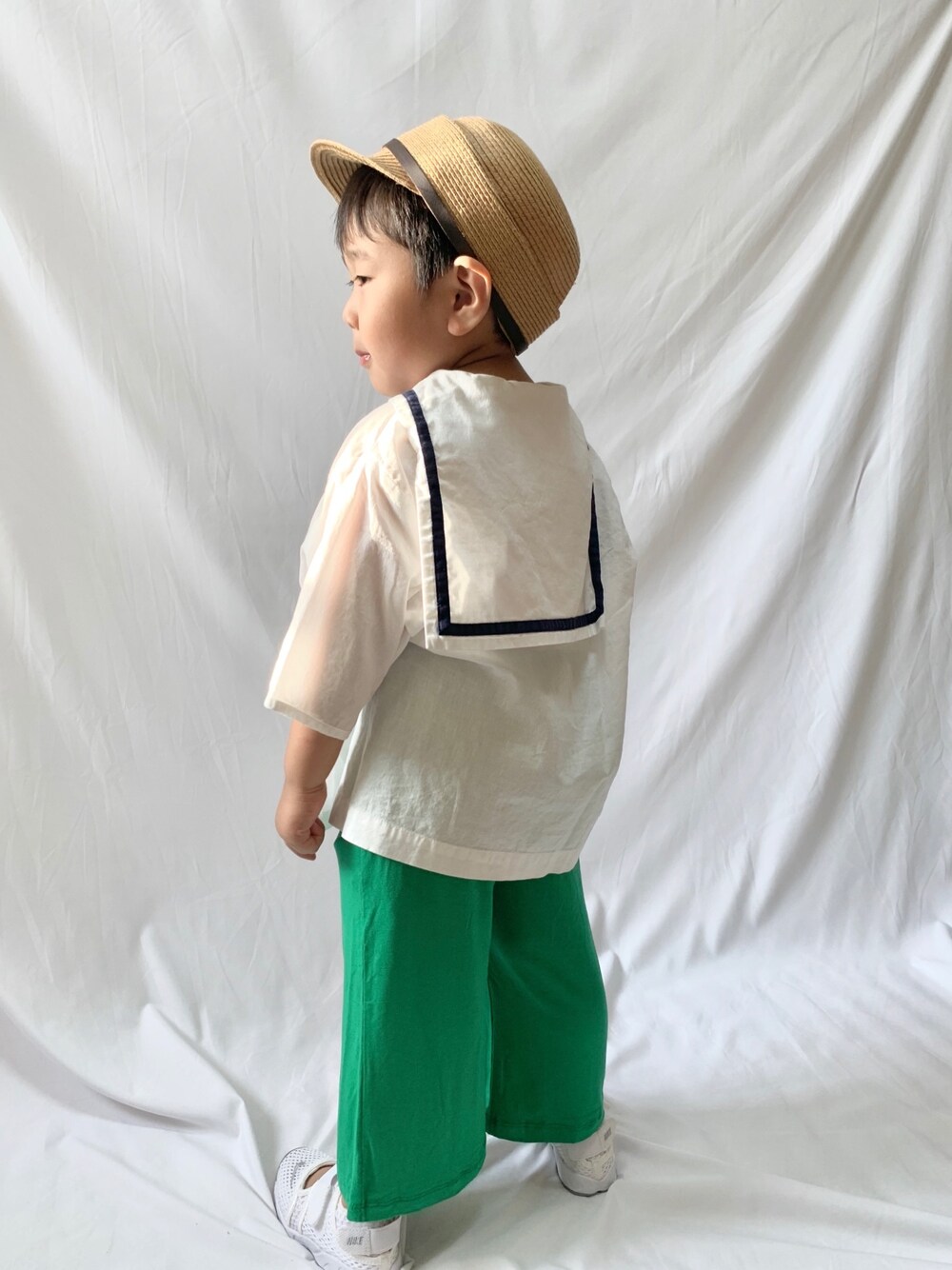 ホワイト系のスニーカー、ブルー系のシャツ/ブラウス、グリーン系のパンツを着用したキッズの夏コーディネートの1枚目の写真