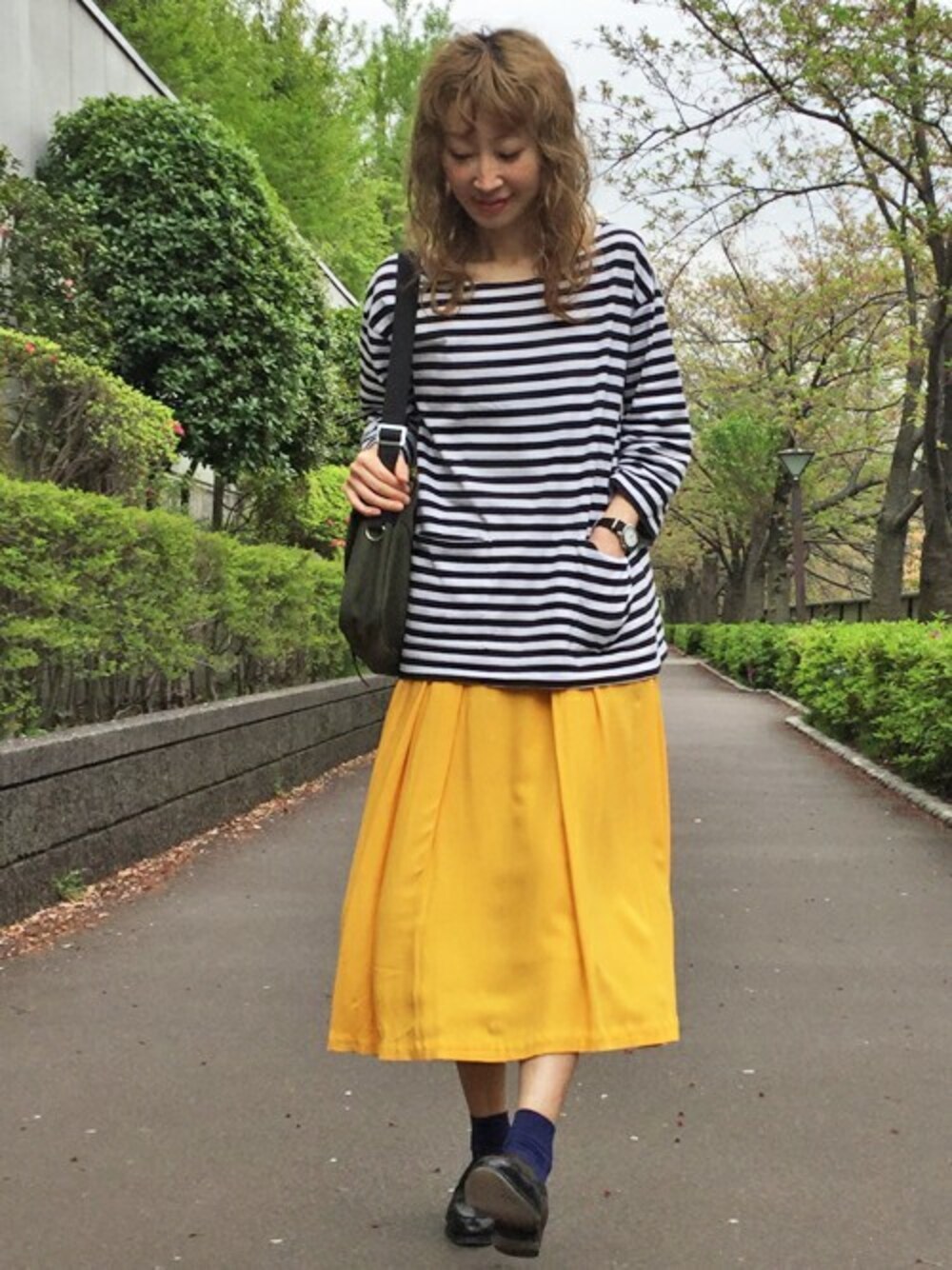 「フレアスカート、ボーダー、イエロー、ショルダーバッグ、ローファー、marimekko、大人カジュアル、マリメッコ、はるコーデ、タサライタ1968」｜「marimekkoのTASARAITA / PICASSO（Tシャツ/カットソー、ブラック系）」を使った、staff1さん（レディース・159cm）の春コーディネートの1枚目の写真
