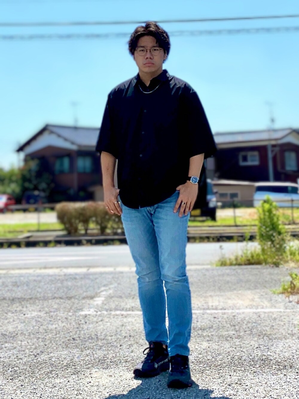 ブラック系のシャツ/ブラウス、ブルー系のデニムパンツ、ブラック系のスニーカーを着用したメンズの夏コーディネートの1枚目の写真