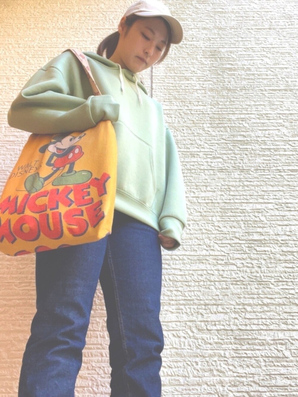 「シンプルコーデ、大人カジュアル、着回しコーデ、ゆるコーデ、カジュアル、トートバッグ、パーカー、今日のコーデ、ootd、メンズライク」｜「niko and...のダンボールプルパーカー（パーカー、グリーン系）」を使った、ゆきのん/YouTubeさん（レディース・156cm）の冬コーディネートの1枚目の写真