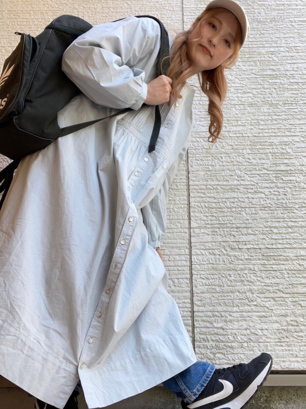 「カジュアルコーデ、パンツスタイル、おしゃれさんと繋がりたい、大人ガーリー、デニム、休日コーデ、休日スタイル、スニーカー、キャップ、シャツスタイル、大人カジュアル、オトナカジュアル、オトナカワイイ、大人コーデ、オトナ女子」｜「Samansa Mos2の【リンネル】ピンタック前開きはおりワンピース（ワンピース、ブルー系）」を使った、ゆきのん/YouTubeさん（レディース・156cm）の春コーディネートの1枚目の写真